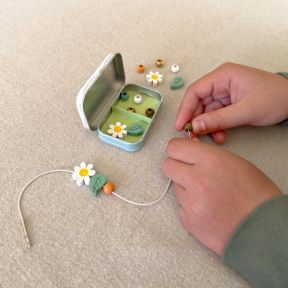 Make Your Own Bracelet, Daisies