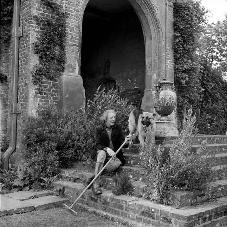 Sissinghurst Castle Garden Planter Rolled