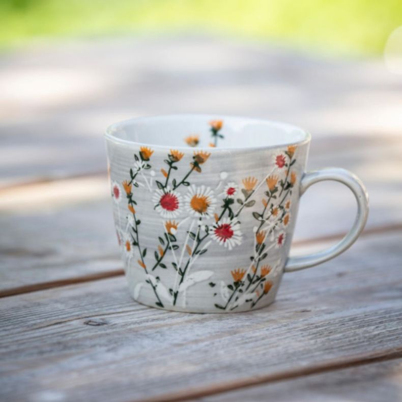 Grey wild daisy mug on a outside table